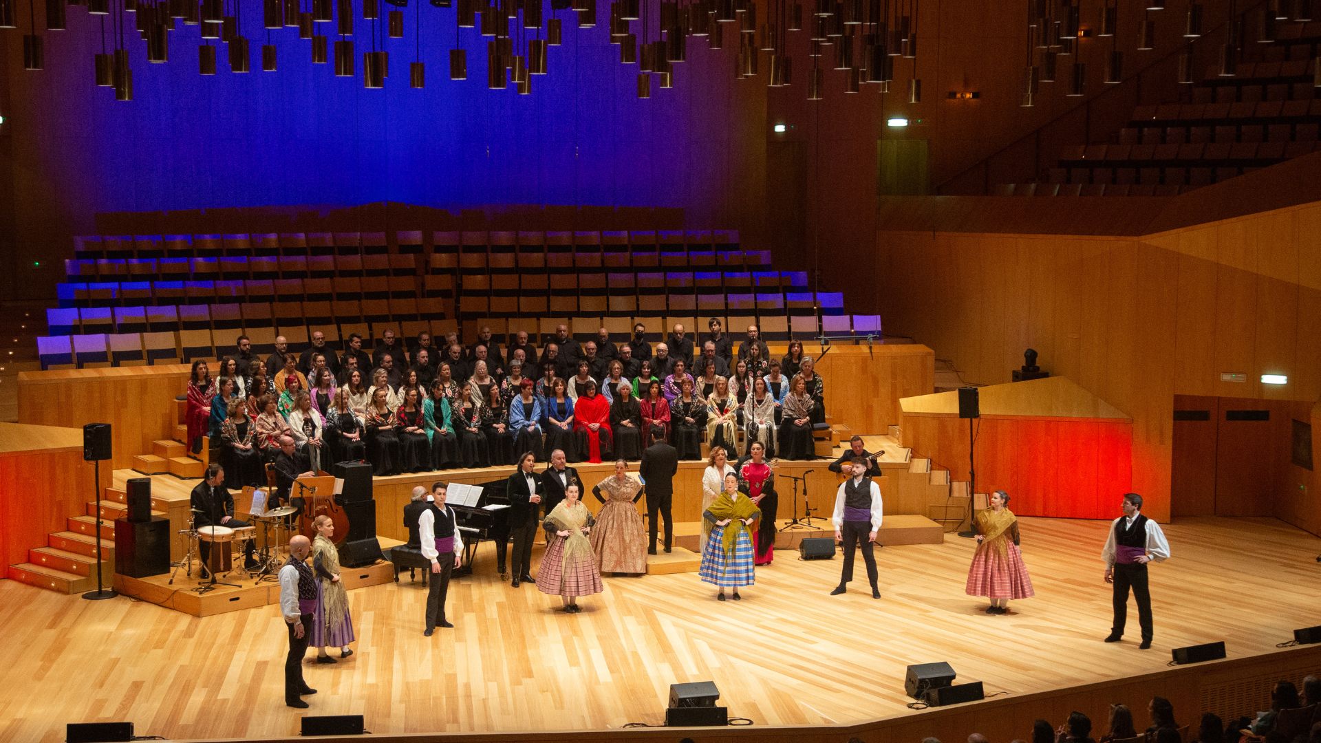 Coro Sinfónico con solistas y grupo de baile